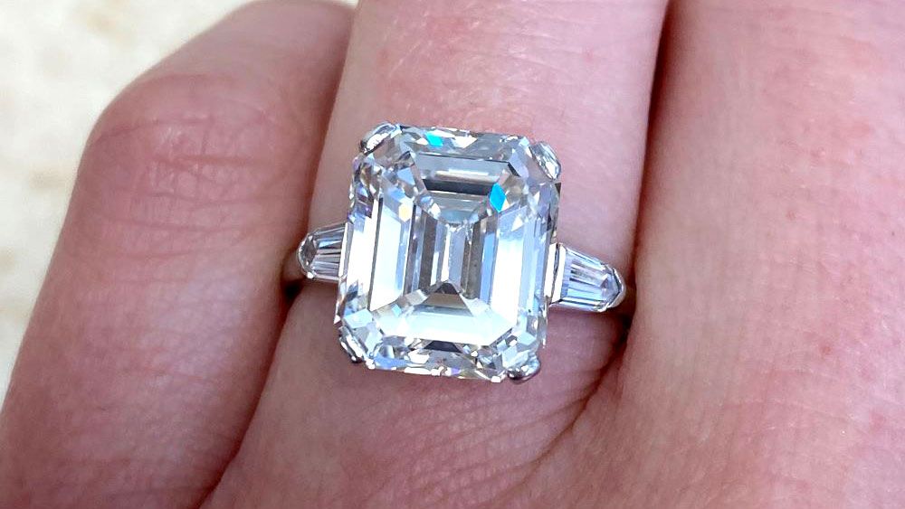 Bulet Side Stones of Emerald Cut Engagement Ring D3176