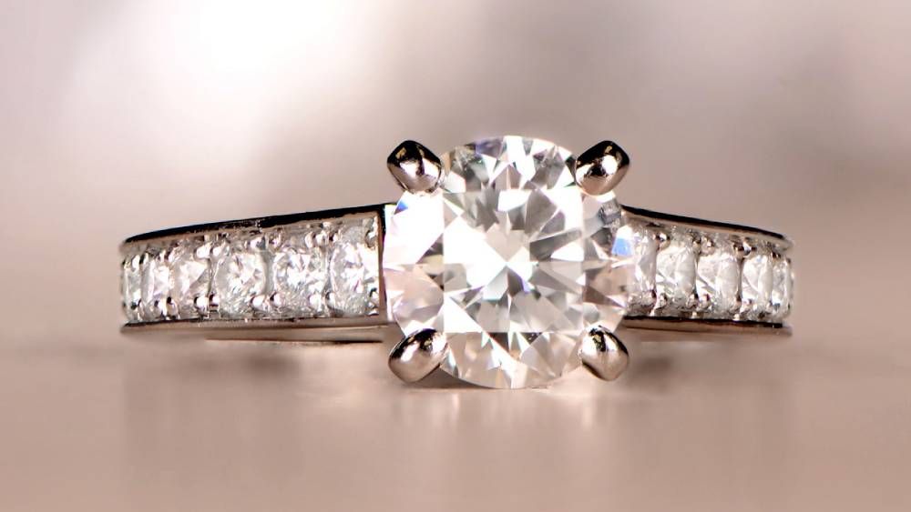 Diamond Engagement Ring With Pavé Diamond Shoulders